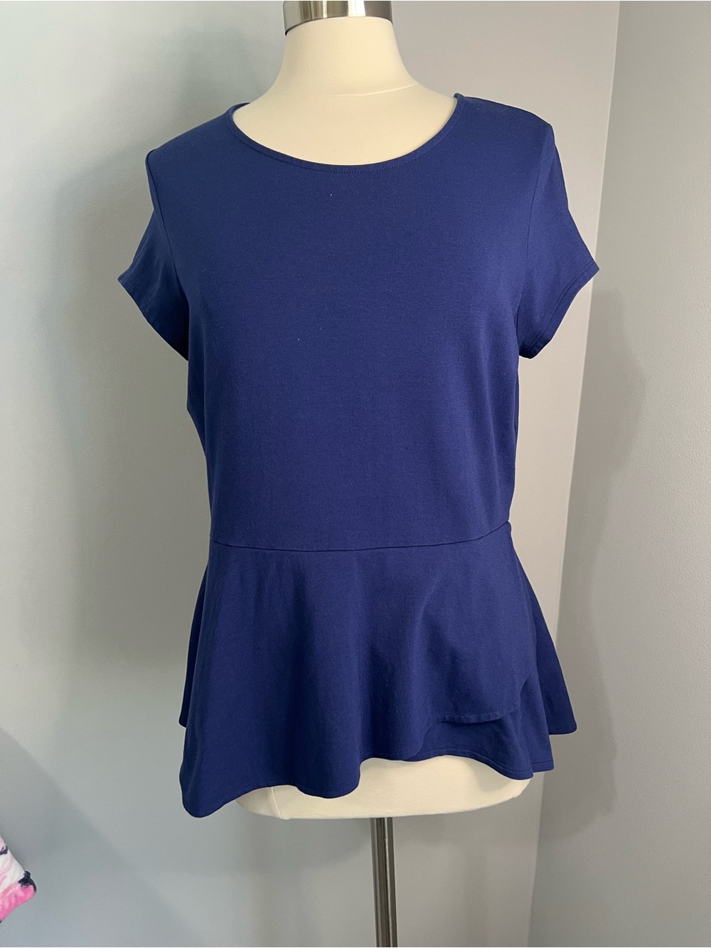Isaac Mizrahi Size M Dark Blue Short Sleeve Peplum Flounce Knit Top
